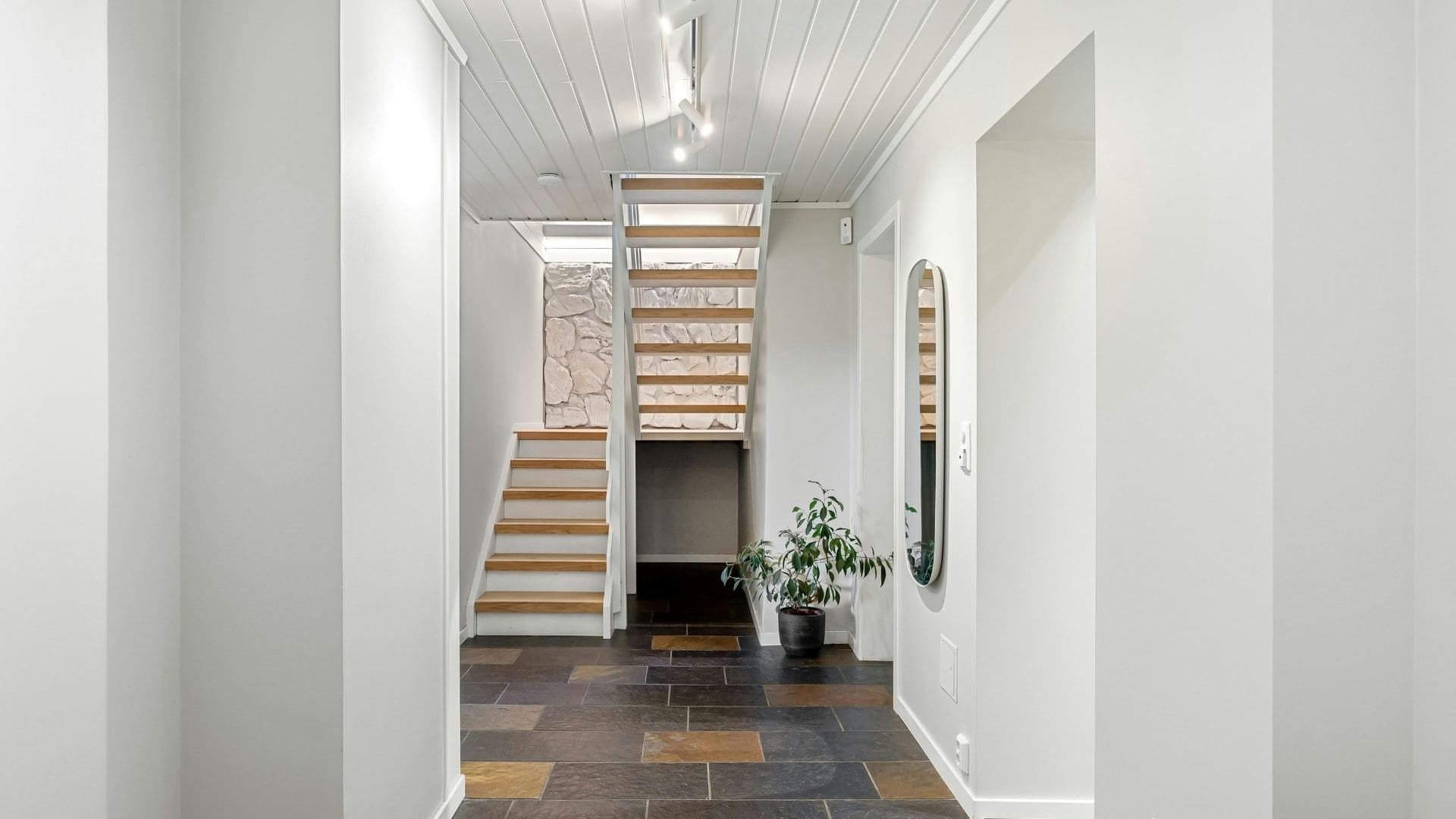 スケルトン階段は危ない？安全に設計するポイントと注文住宅に最適な理由を紹介